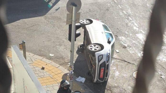 הניידת שהפכו המתפרעים הפכו ניידת משטרה