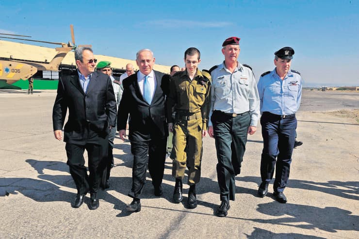 בנימין נתניהו ואהוד ברק עם גלעד שליט ביום שחרורו (צילום: אריאל חרמוני, משרד הביטחון) בנימין נתניהו ואהוד ברק עם גלעד שליט ביום שחרורו