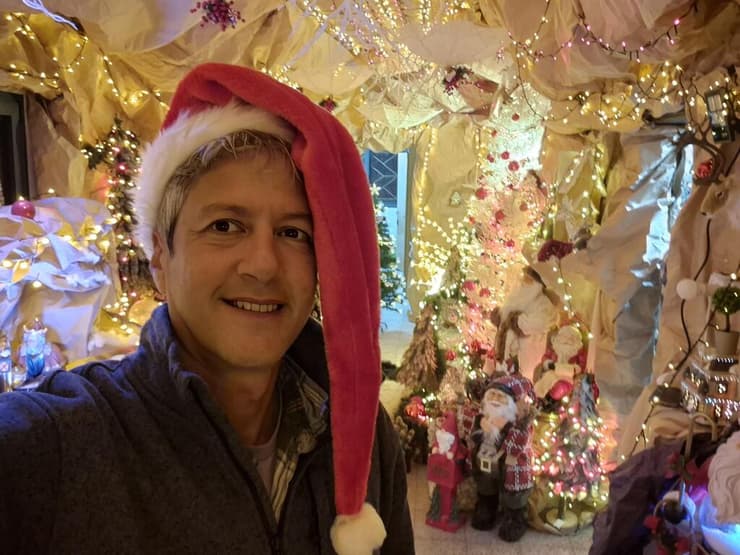 אסף נכנס לאווירת חג