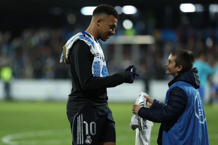 לאמבאפה היה גם זמן לחתום לאוהד (צילום: Thomas COEX / AFP) אמבאפה
