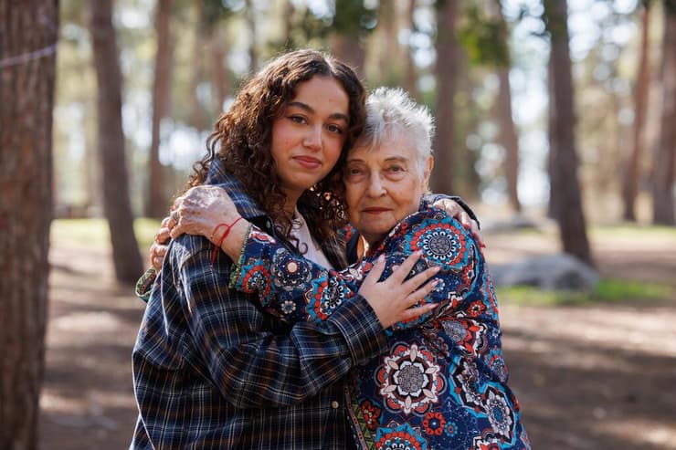 אורי מגידיש לצד שרה ויינשטיין ביער בן שמן