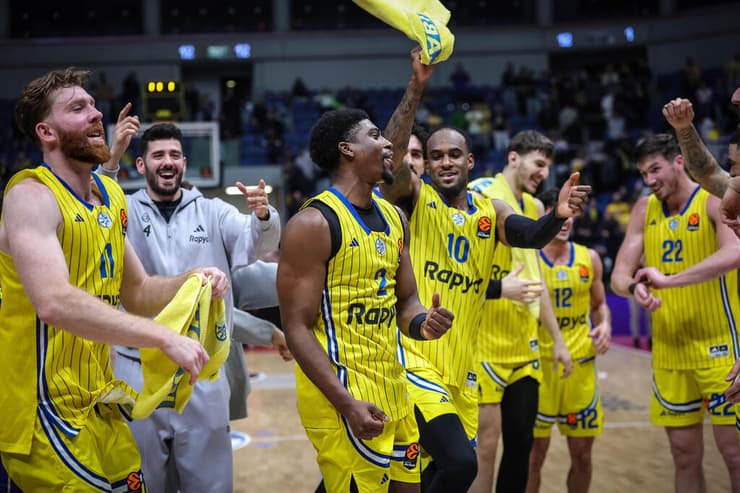 שחקני מכבי ת"א חוגגים את הניצחון על ולנסיה 