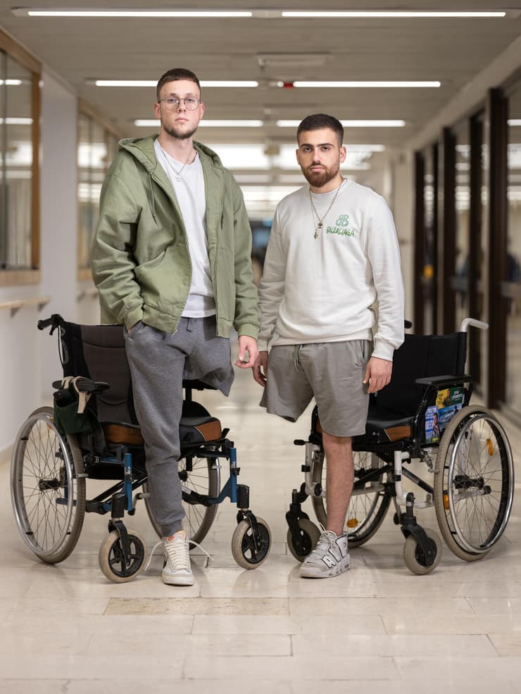 שלום שטרית (מימין) ונועם בן שלוש, לוחמי גולני שנפצעו ב-7 באוקטובר, בשיקום בשיבא