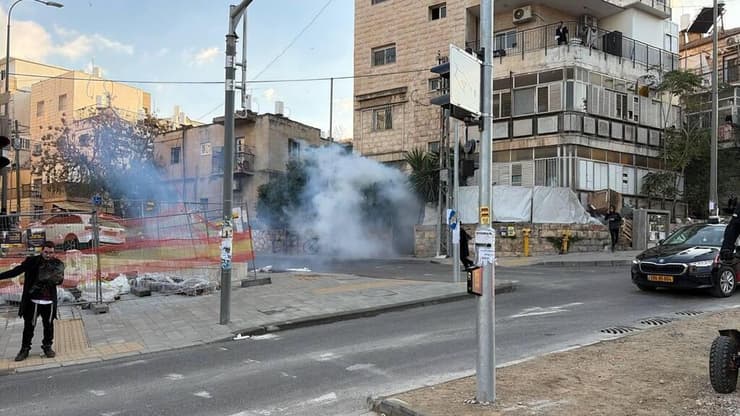 רימוני גז והלם ברחובות ירושלים (צילום: לירן תמרי) עימותים בין חרדים לשוטרים בירושלים