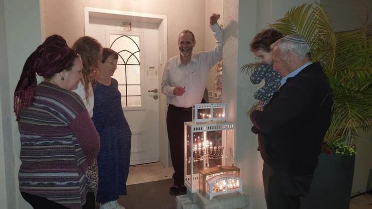 משפחתו של הלל דינר ז"ל מדליקים נר חמישי של חנוכה 
