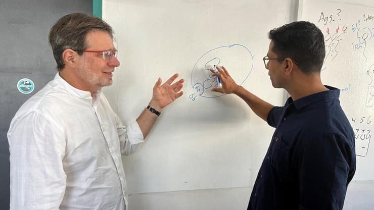 פרופ' מיכאל גליקמן וד"ר אג'אי ואג 