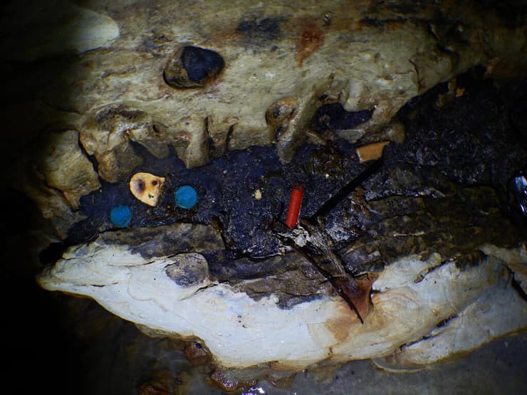 זיהום הזפת והפלסטיק במערות הים בקפריסין (צילום: Ioannis Savva) זיהום הזפת והפלסטיק במערות הים בקפריסין