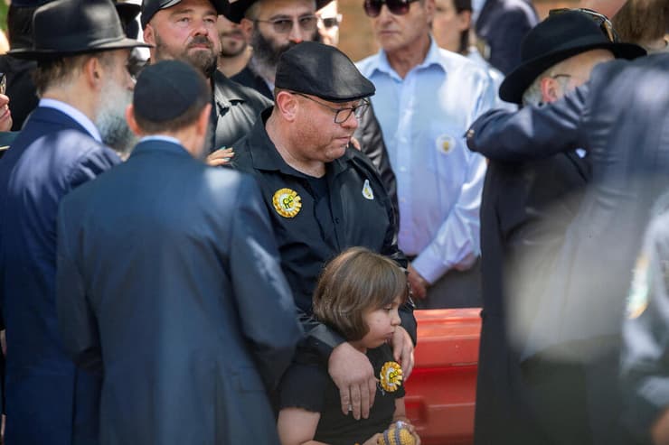 "היא אמרה לי שקשה לה לנשום. החזקתי אותה". האבא מיכאל בהלוויה (צילום: REUTERS/Jeremy Piper) הלוויה של הילדה מתילדה ב סידני אוסטרליה שנרצחה טבח פיגוע