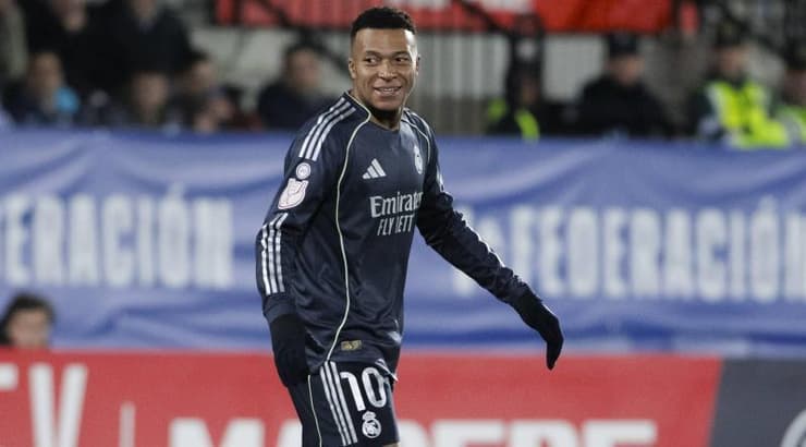 קיליאן אמבפה מחייך אחרי הגול הקל (IMAGO) קיליאן אמבפה מחייך אחרי הגול הקל