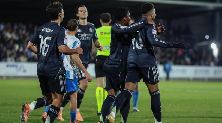 החיבוקים שוב לאמבפה (IMAGO) החיבוקים שוב לאמבפה