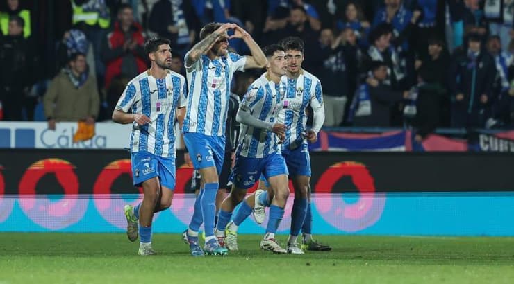 שחקני טלאברה חוגגים. יש תקווה? (IMAGO) שחקני טלאברה חוגגים. יש תקווה?