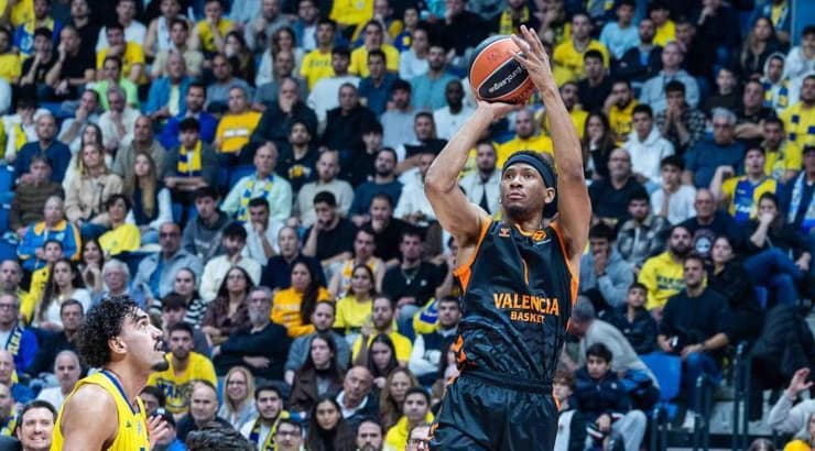 קמרון טיילור עולה לזריקה