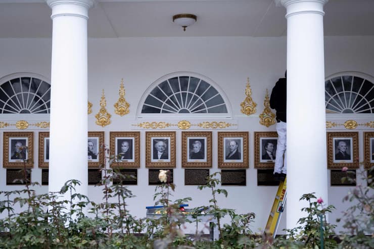 צילום: Brendan Smialowski / AFP לוחיות מתחת לתערוכת נשיאי ארה"ב מצעד התהילה הנשיאותי שהתקין טראמפ ב הבית הלבן