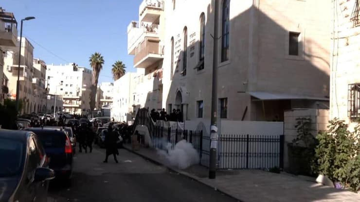 צילום: גיל יוחנן רימוני הלם בשכונה החרדית, 10 שוטרים נפצעו