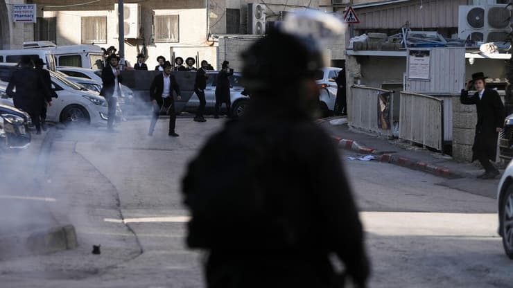 צילום: AP Photo/ Mahmoud Illean עימותים בין חרדים לשוטרים בירושלים