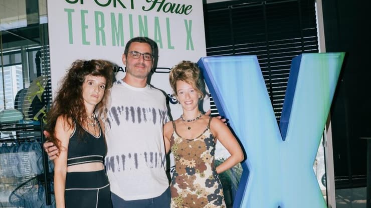 אלונה ודניאל צור יחד עם ניר הורוביץ