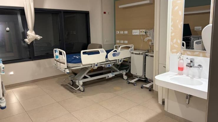 חדרים ריקים. המטופלים נשלחים לנסוע למרכזים אחרים בגלל שיקולים כלכליים מרכז השיקום הלמסלי במרכז הרפואי צפון פוריה חצי ריק בגלל ויכוחים על תקצוב מול קופות החולים