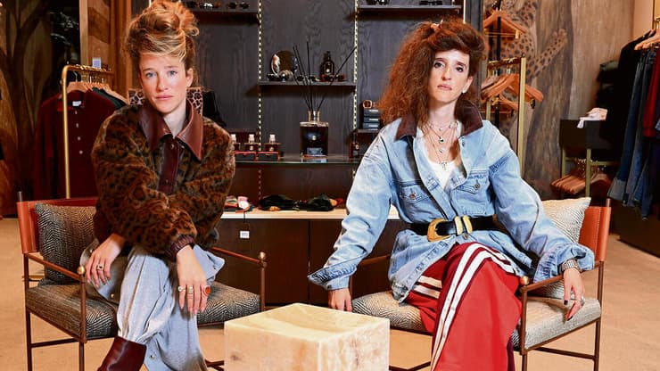 דניאלה ואלונה צור. "קנינו בית עם משכנתה וקצת פינקנו את עצמנו, אבל בקטנה" | צילום: קובי קואנקס