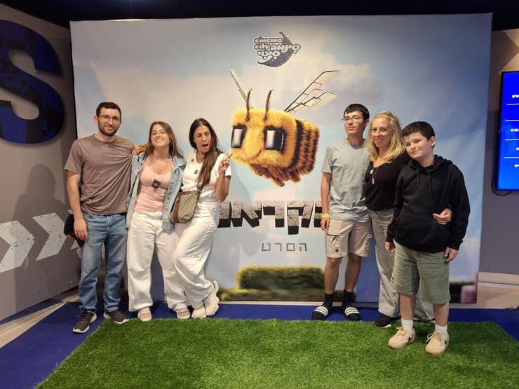 ליאור עם בני הדודים בערב סרט שארגנה העמותה. "ה'ביחד המשפחתי' חסר לו מאוד"   