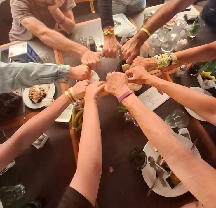 משפחת חן במסעדה עם הליצניות פאני וג'ונם. רגע אחד של חיוך ותקווה   