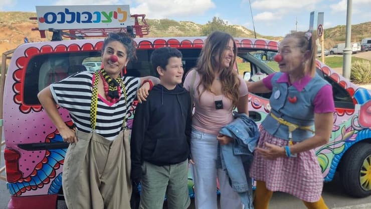 פאני (מימין) וג'ונם עם אורלי וליאור חן. "ריגש אותנו עם הבקשה שלו" 