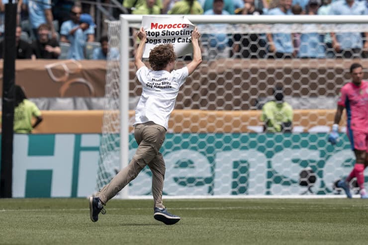 מפגין נגד הרג הכלבים פורץ למגרש במהלך משחק של וידאד קזבלנקה בגביע העולם למועדונים, בקיץ