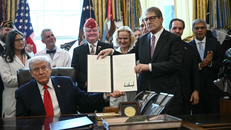 נשיא ארה"ב דונלד טראמפ חתם על צו נשיאותי שהוציא קנאביס מסיווג הסמים המסוכנים