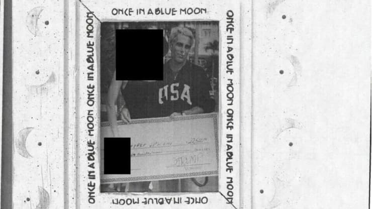 תמונה של ג'פרי אפשטיין, המחאה עליו מופיעה שמו של טראמפ