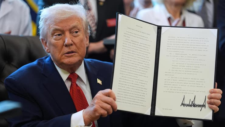 נשיא ארה"ב דונלד טראמפ חתם על צו נשיאותי שהוציא קנאביס מסיווג הסמים המסוכנים