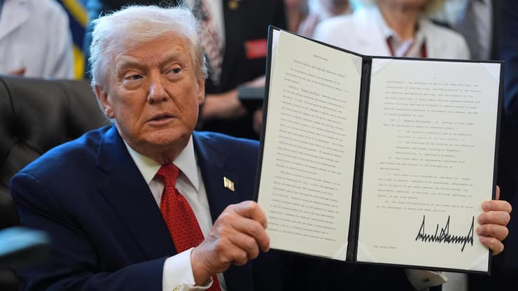 נשיא ארה"ב דונלד טראמפ חתם על צו נשיאותי שהוציא קנאביס מסיווג הסמים המסוכנים