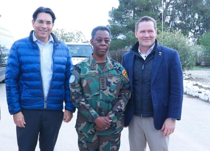 דנון ווולץ בבסיס כוח אונדו"ף בקוניטרה