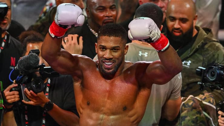 אנתוני ג'ושוע בשבת שעברה, בקרב המדובר מול ג'ייק פול (צילום: Giorgio VIERA / AFP) ג'ייק פול וג'ושוע