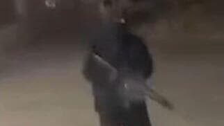 אחד מהחמושים בסרטון אוחז בנשק אוטומטי תיעוד: חמושים יורים לעבר בית בטמרה