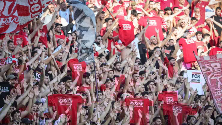 אוהדי הפועל ת"א חולצה משטרה