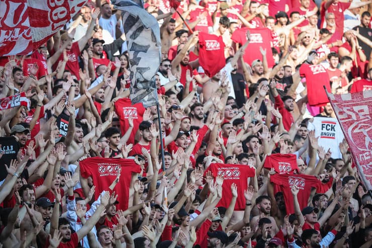 אוהדי הפועל ת"א חולצה משטרה