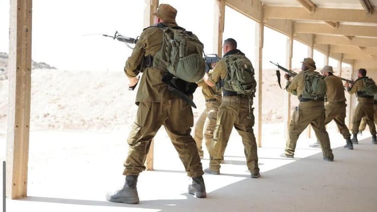 "האישה יצרה סדר יום עם הילדים, והרבה פעמים הם התרגלו להיות בלעדיו והוא מרגיש מרוחק ולא נלחם על המקום שלו" (צילום: דובר צה"ל ) לוחמי מילואים באוגדת דוד יצטיידו בנשקים שיישארו עמם באופן קבוע בביתם כחלק מהפקת לקחי השבעה באוקטובר