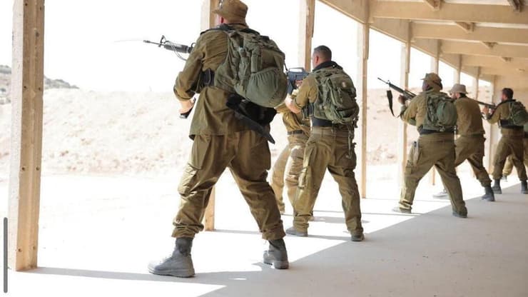 היעדרות ממושכת מייצרת אתגרים וקשיים (צילום: דובר צה"ל ) לוחמי מילואים באוגדת דוד יצטיידו בנשקים שיישארו עמם באופן קבוע בביתם כחלק מהפקת לקחי השבעה באוקטובר