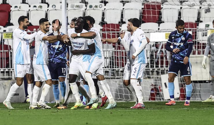 שמרה על תצורתה המקורית. טבריה (צילום: גיל נחושתן) שחקני טבריה חוגגים