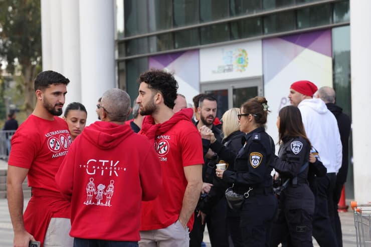 אוהדי הפועל ת"א חולצה משטרה