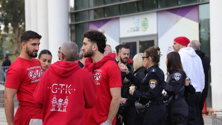 אוהדי הפועל ת"א חולצה משטרה