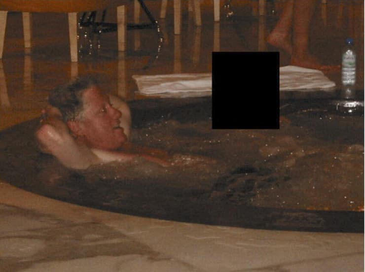 ביל קלינטון ב ג'קוזי בתמונה שפורסמה כחלק ממסמכי תיקי אפשטיין