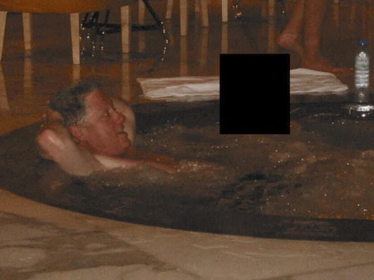 ביל קלינטון ב ג'קוזי בתמונה שפורסמה כחלק ממסמכי תיקי אפשטיין