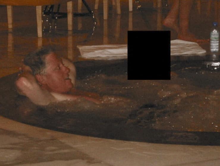 ביל קלינטון ב ג'קוזי בתמונה שפורסמה כחלק ממסמכי תיקי אפשטיין