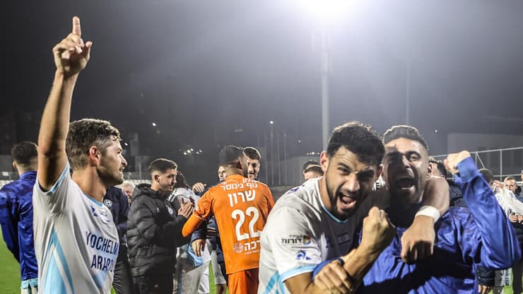 שחקני עירוני טבריה חוגגים את הניצחון על הפועל באר-שבע