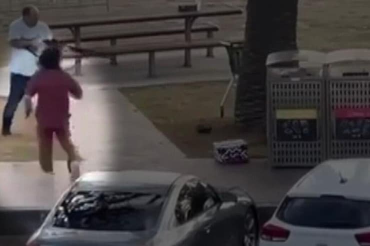 תיעוד ההסתערות של גפן, שתואר תחילה בתקשורת האוסטרלית כ"איש בחולצה האדומה" (צילום: thenewdaily) גפן ביטון שחתר למגע בפיגוע בסידני אוסטרליה ונפצע