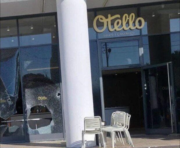 שני רעולי פנים גרמו לנזק רב לגלידריה בהרצליה