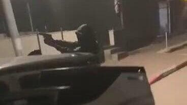 תיעוד: חמושים יורים לעבר בית בטמרה