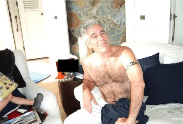 ג'פרי אפשטיין בצילום שבו תועד לצד רגל של מישהו או מישהי לא מזוהים כחלק מפרסום מסמכי תיקי אפשטיין