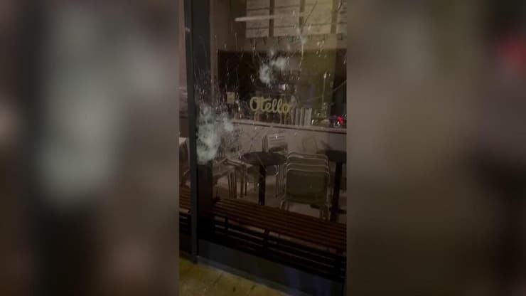 שני רעולי פנים גרמו לנזק רב לגלידריה בהרצליה