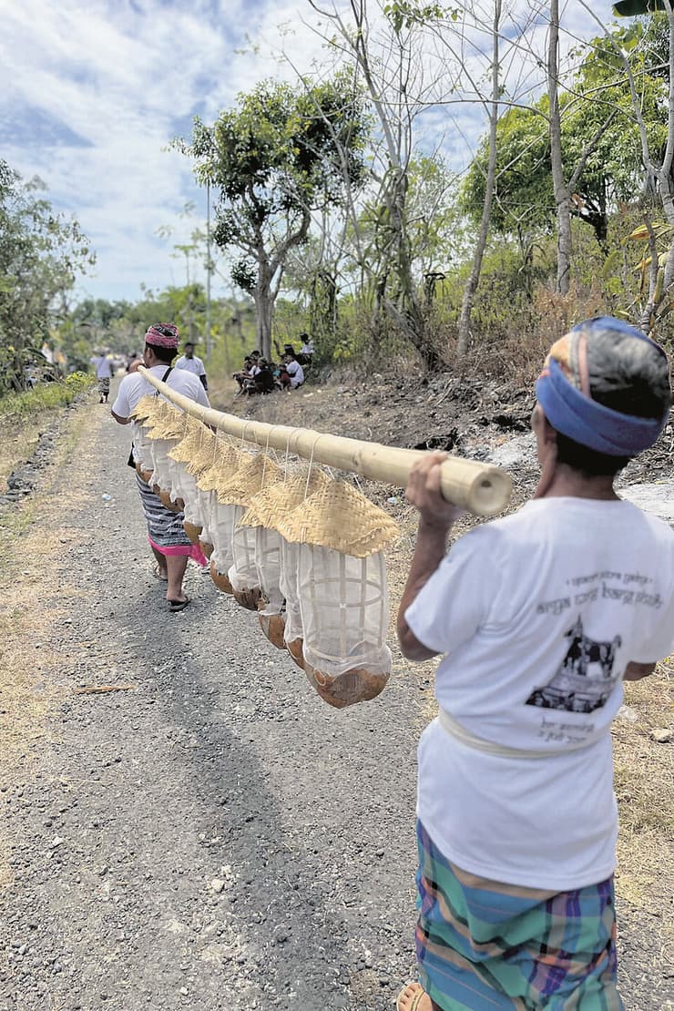 חלק מהשגרה  המקומית. טקס דתי באחד הכפרים